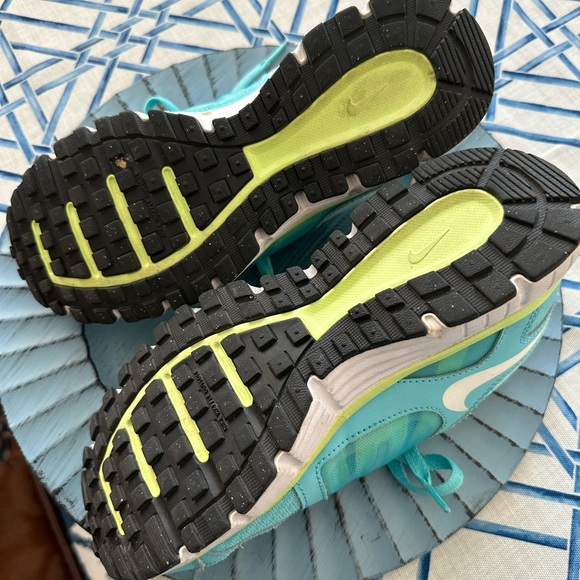 Like New Ladies Nike Athletic Shoes, size 7. Turquoise.& Lime Green Colors - Picture 6 of 6